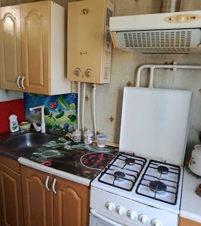 продам 2 кімн кв пр.ЦЕНТРАЛЬНИЙ,поруч Центр ринок,стад Евіс 4\5 цегла - фото 1