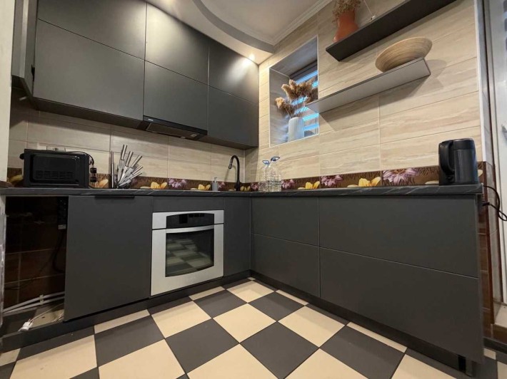 Стильна 2-кімнатна квартира з гаражем і власним двориком - фото 1