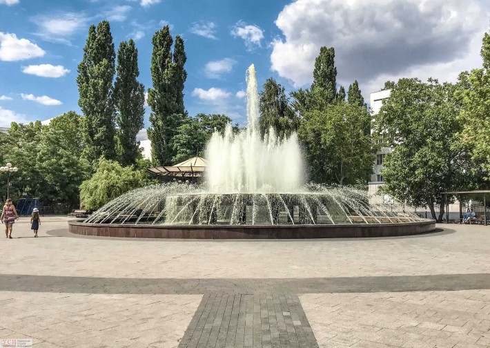 Парк за окнами, уют внутри - чешка  с ремонтом на Крымском бульваре! - фото 1