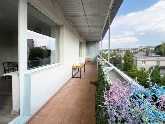 Продаж 1 кім квартири (43 м.кв.) по вул. Р. Братуня (велика лоджія). Львов