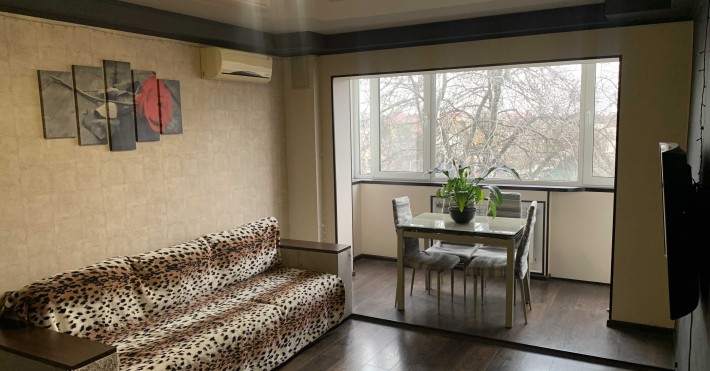 ПРОДАЄТЬСЯ 4-кімнатна квартира з капремонтом та меблями! - фото 1