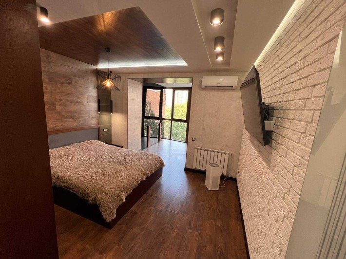 Дизайнерська 2к кв. (63 м²) у центрі - з власною зарядкою для авто! - фото 1