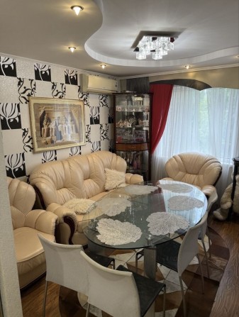 Продаж 3 к/к + гараж в дворі Площа Перемоги, пр. Миру - фото 1