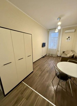 Гостинка/Смарт Центр метро Площадь Конституции - фото 1