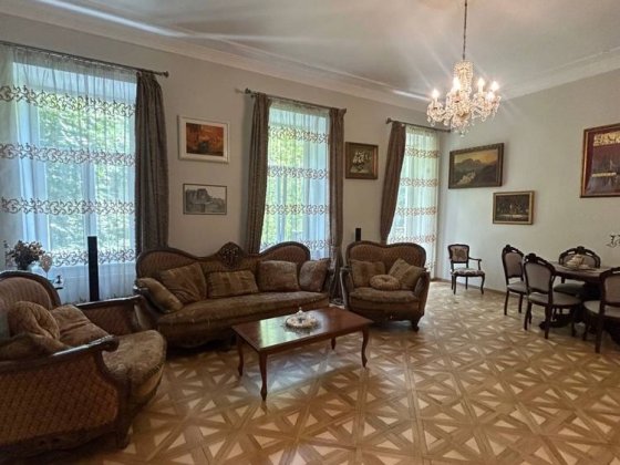 Продаж 5-кімнатної квартири Львів