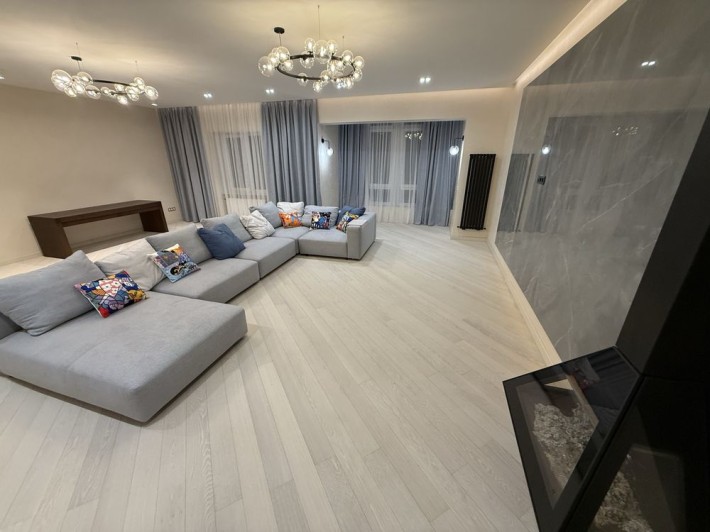 Четырехкомнатная квартира с новым ремонтом в коттедже в центре города. - фото 1