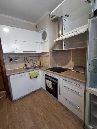 Классная 3 к.кв.с ремонтом,средний этаж"сотовый проект" возле ТЦ"Семья - фото 1