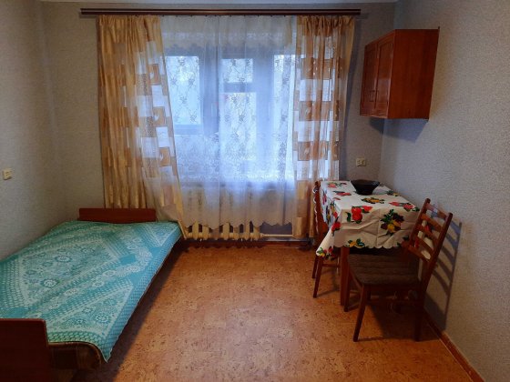 Продам  гостинку рядом с метро Дворец Спорта. Харків