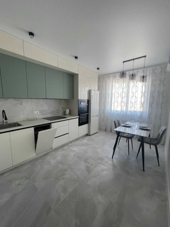 Срочная продажа 1 ком квартиры с Евроремонтом на ул.Сахарова- Кадор МК - фото 1