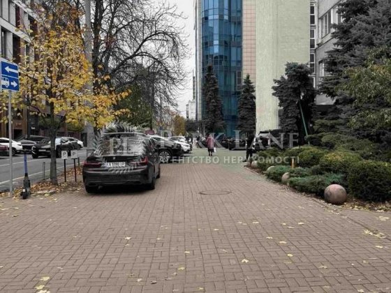 Князів Острозьких (Московська),   17/2  ВЛАСНИК чекає терміново Київ