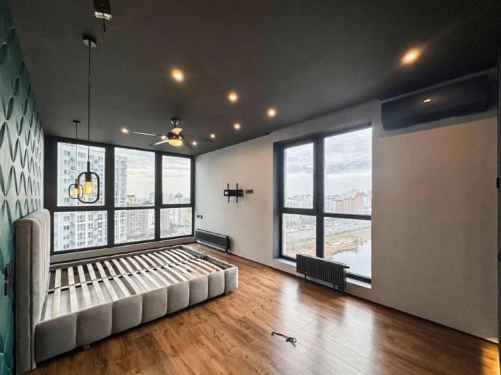 Простора 3-к квартира 100 м² з ремонтом ЖК Лебединий - фото 1