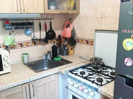 Продам 2-х кім.кв., 2\9, вул. Мілютенка 11, метро Лісова - 10хв.пішки Київ