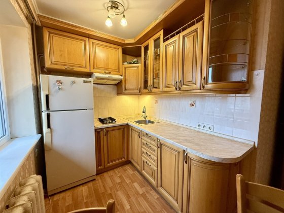 Продам 3-кімнатну квартиру на Лiсовому мас. вул. Ореста Левицького 3а Киев