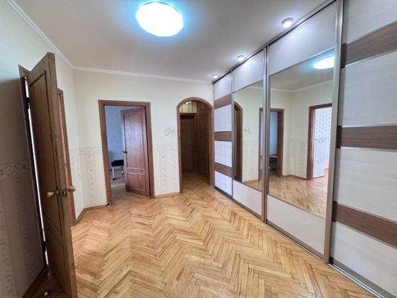 Продаж 3-кімнатної квартири з балконом Киев