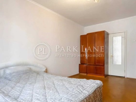 Продам 4кімнатну  квартиру  Гришка Михайла, 8а Позняки Осокорки Киев