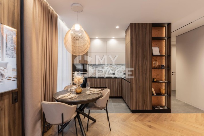 Французький квартал 2, вул. Джона Меккейна, 1Б - фото 1