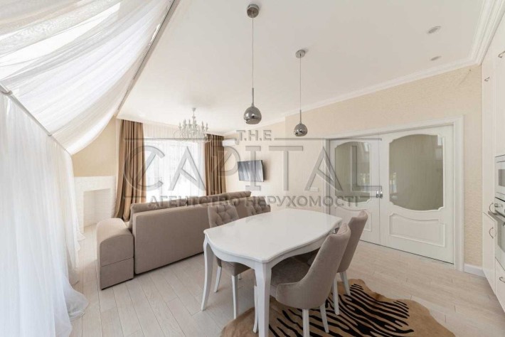 Стильна 3К квартира з мансардними вікнами поруч 3 озера - фото 1