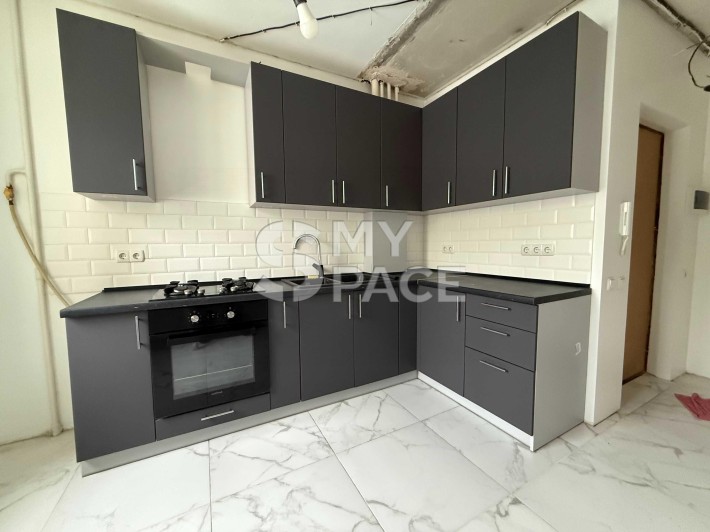 Трикімнатна з ремонтом, метро 2хв, вул. Героїв Дніпра 32б - фото 1