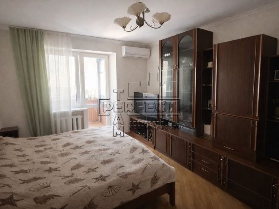 Продаж 4к квартири Черчилля 18Б (Червоноткацька) Київ