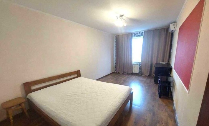 Затишна 1-кімнатна квартира по вул. Героїв Дніпра - фото 1