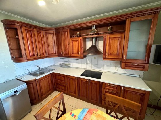 Простора 2-к квартира 60 м² Харківське 56 Київ