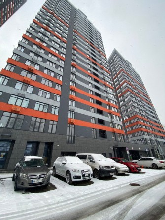 Продаж трикімнатної квартири біля метро - фото 1