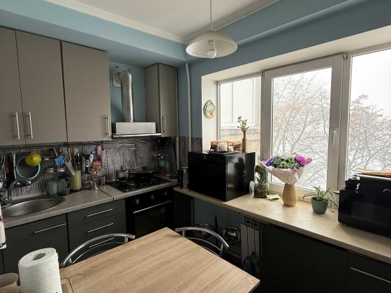 Продаж трикімнатна квартира з меблями та техніка Харківське шоссе 21/3 Київ