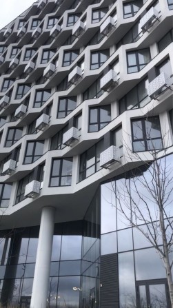 Світла і простора квартира біля Лавіни в новому сучасному ЖК - фото 1