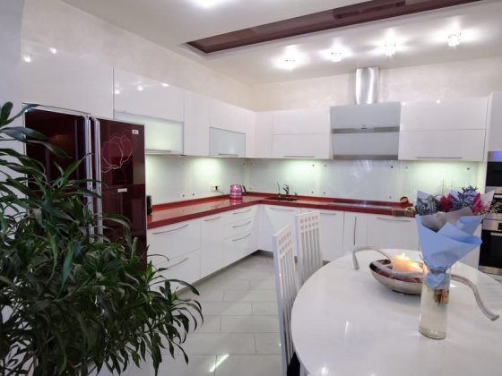 Продам 3-к квартиру, вул. Чорновола 2 , метро 5 хв.пішки Киев