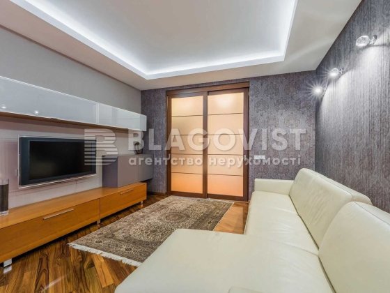 Продам гарну 3-кімнатну квартиру на Дмитрівській 69! Киев