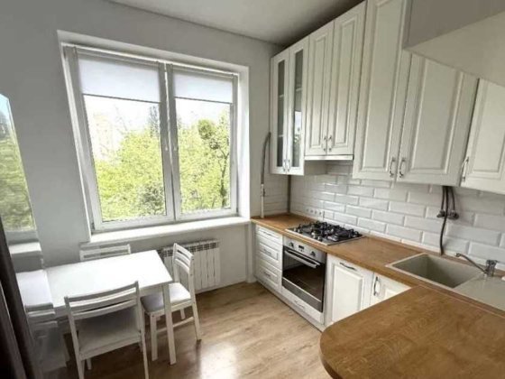 Світла 2-кімнатна квартира по вул. Олекси Тихого, 38/19 Шулявська Київ