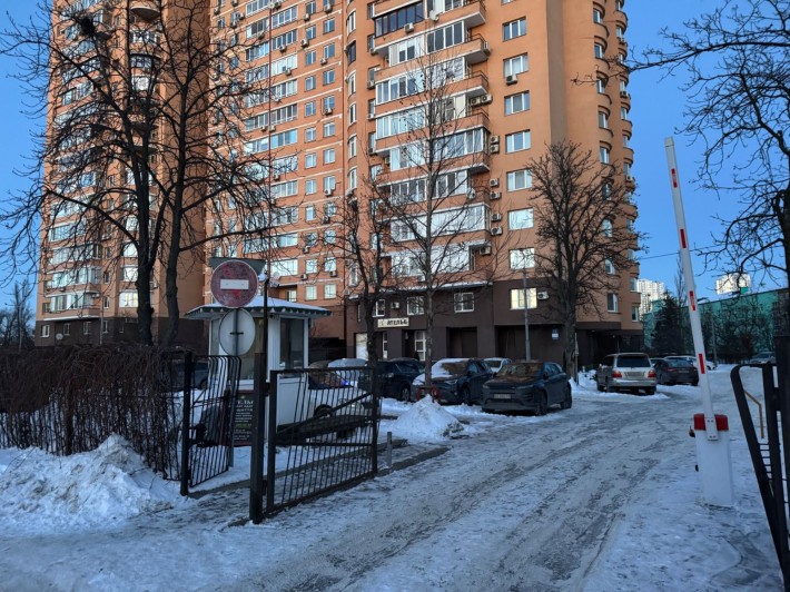 Оренда паркомісця Русанівка:  Бвр І.Шамо 12 з  Русанівським Бульваром - фото 1