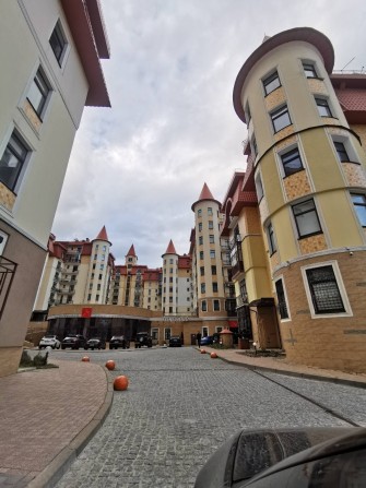 330м, паркинг, начат ремонт ЖК Альпийский Городок, Протасов Яр 8, парк - фото 1