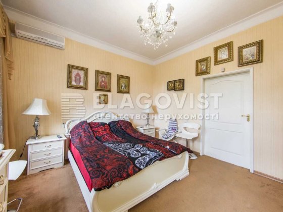 Кирилівська  109б Сталінка 3-кімнатна з ремонтом з видом на парк Киев