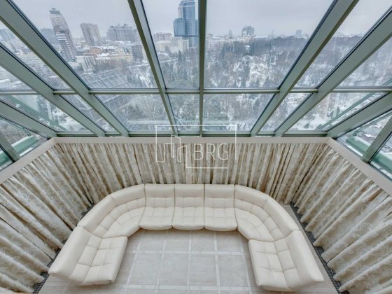 Пентхаус в 2-х уровнях со стеклянной крышей и панорамным видом центр Киев