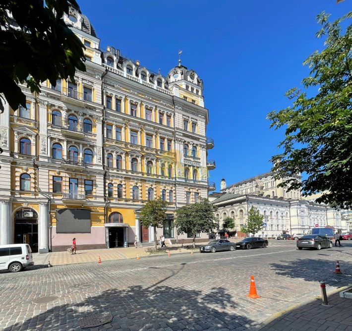 3-к ул. Б. Хмельницкого 30/10, напротив Оперы, м Золотые ворота, без % - фото 1