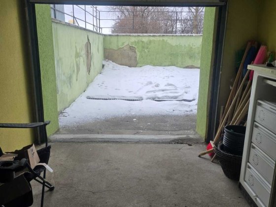 Гараж з парко місцем