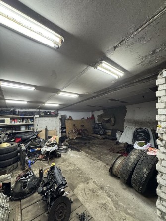 Продам капитальный гараж с докуметами Поля Кирова Центр - фото 1