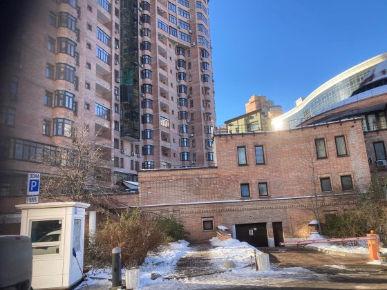 Паркомісце продається м Печерська 150 м велике  коновальця 36Б Київ