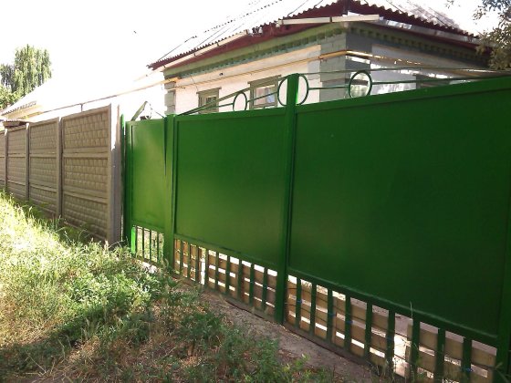 Дом с подсобным хозяйством, с большим участком земли в городе.