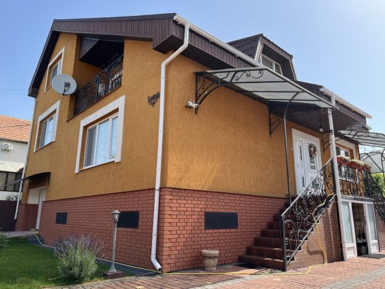 Елітний будинок 302 м2 престижний район Берегово Берегове