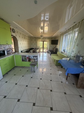 Продам дом по улице Плавневой с мебелью и техникой - фото 1