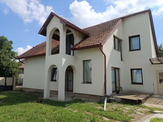 СУЧАСНИЙ, СТИЛЬНИЙ, новий 2-х поверховий будинок з АВТОРСЬКИМ РЕМОНТОМ Берегово