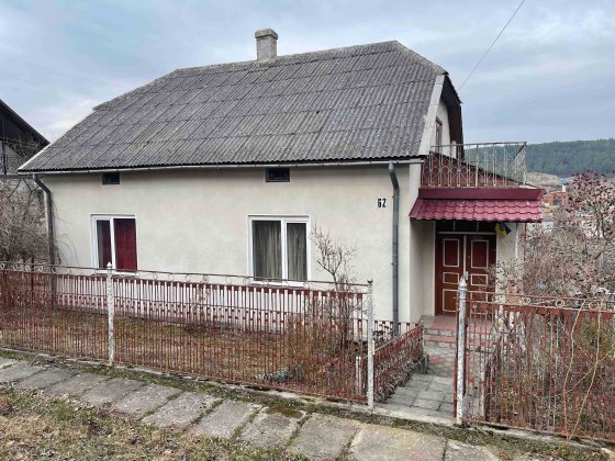 Продається будинок з земельною ділянкою Бережани