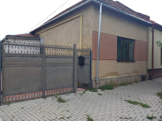 Зручний двохкімнатний будинок в центрі Берегова Берегово