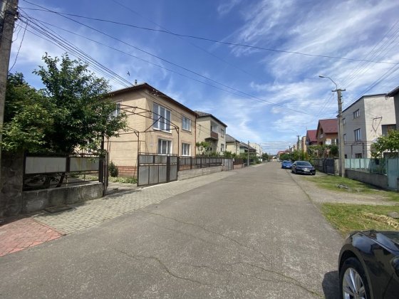 Продається будинок з великою ділянкою Виноградів