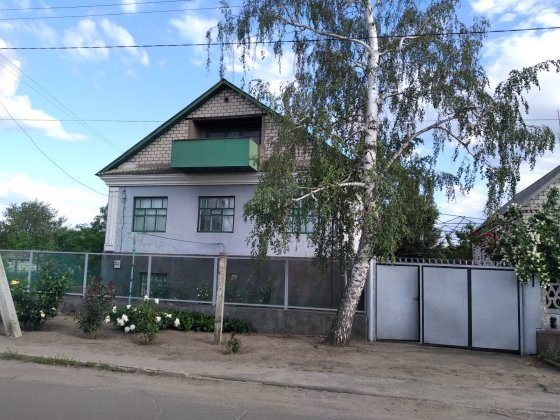 Продам будинок та гараж з комунікаціями