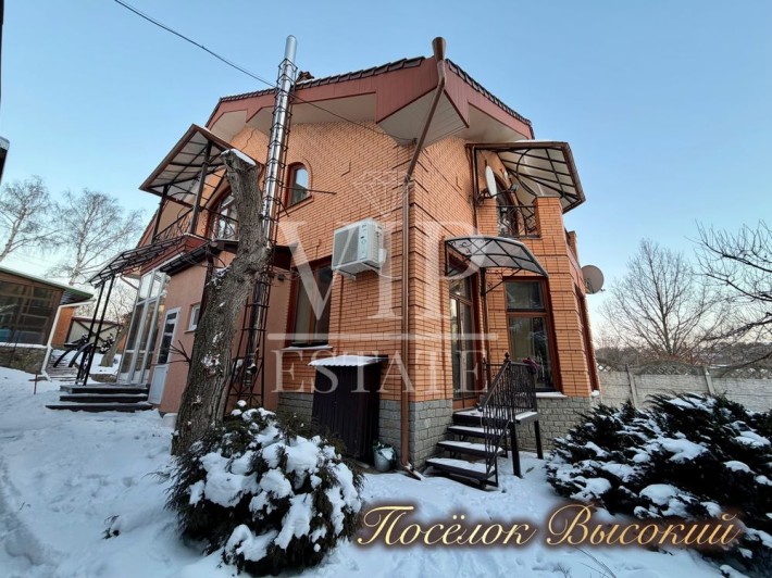 Продам дом 280 м.кв.,15 соток, с выходом к озеру в посёлке Высокий - фото 1