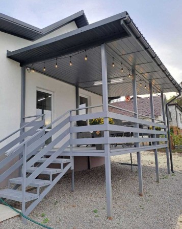 Продам гарний сучасний будинок, терраса, з ремонтом та меблями! - фото 1