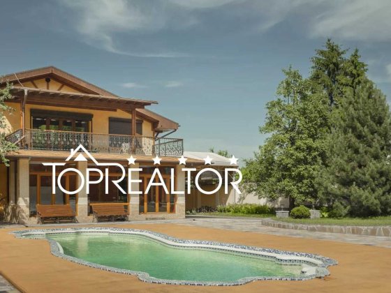 Сучасний заміський котедж із басейном у селищі Високий Высокий